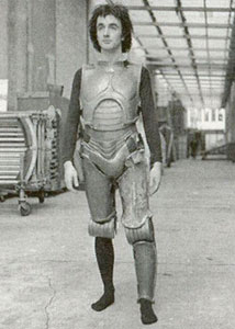 энтони дэниелс в костюме робота