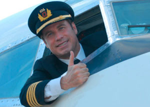 Джон Траволта пилотирует самолеты
